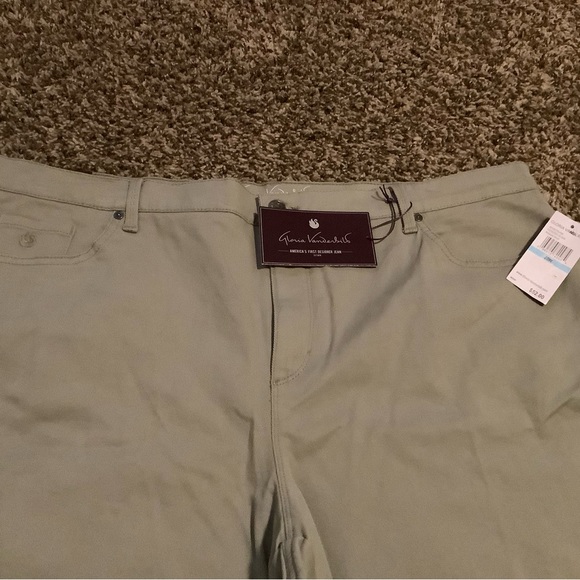 Gloria Vanderbilt Amanda Short 20W Frosted Glass - Picture 2 of 5